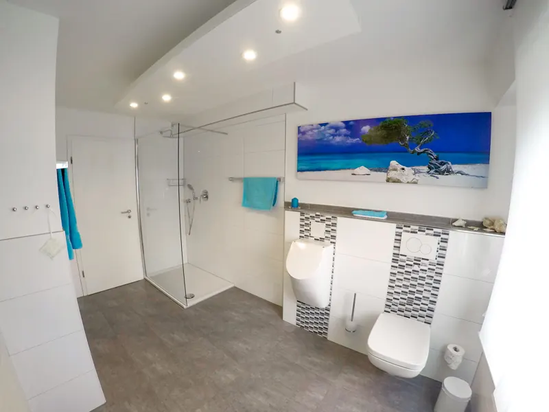 Badezimmer mit ebenerdiger Dusche