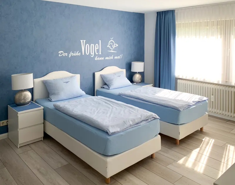 Zweites Schlafzimmer mit blauer Wand