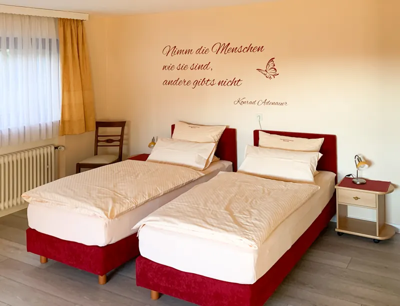 Schlafzimmer mit zwei Betten