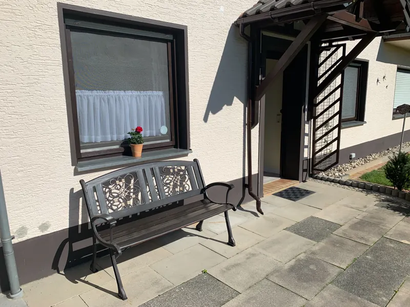 Terrasse mit Bank am Eingang