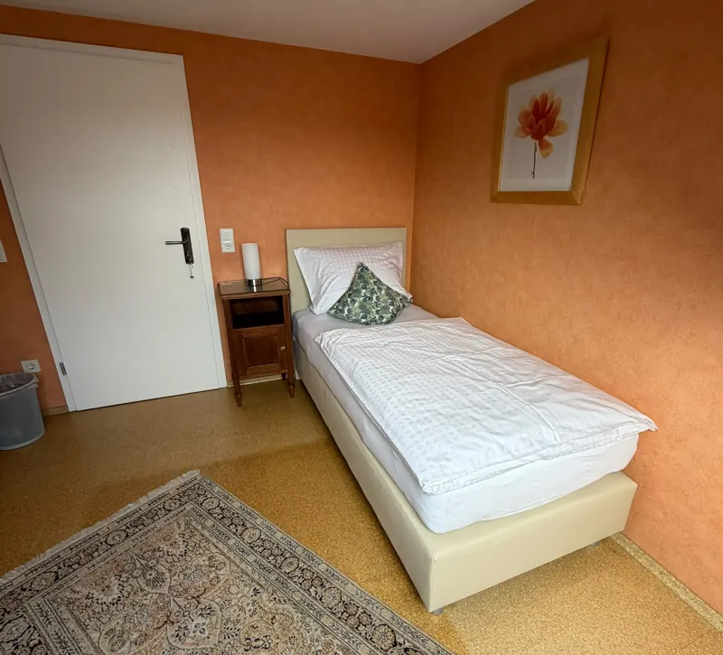 Einzelzimmer mit Bett